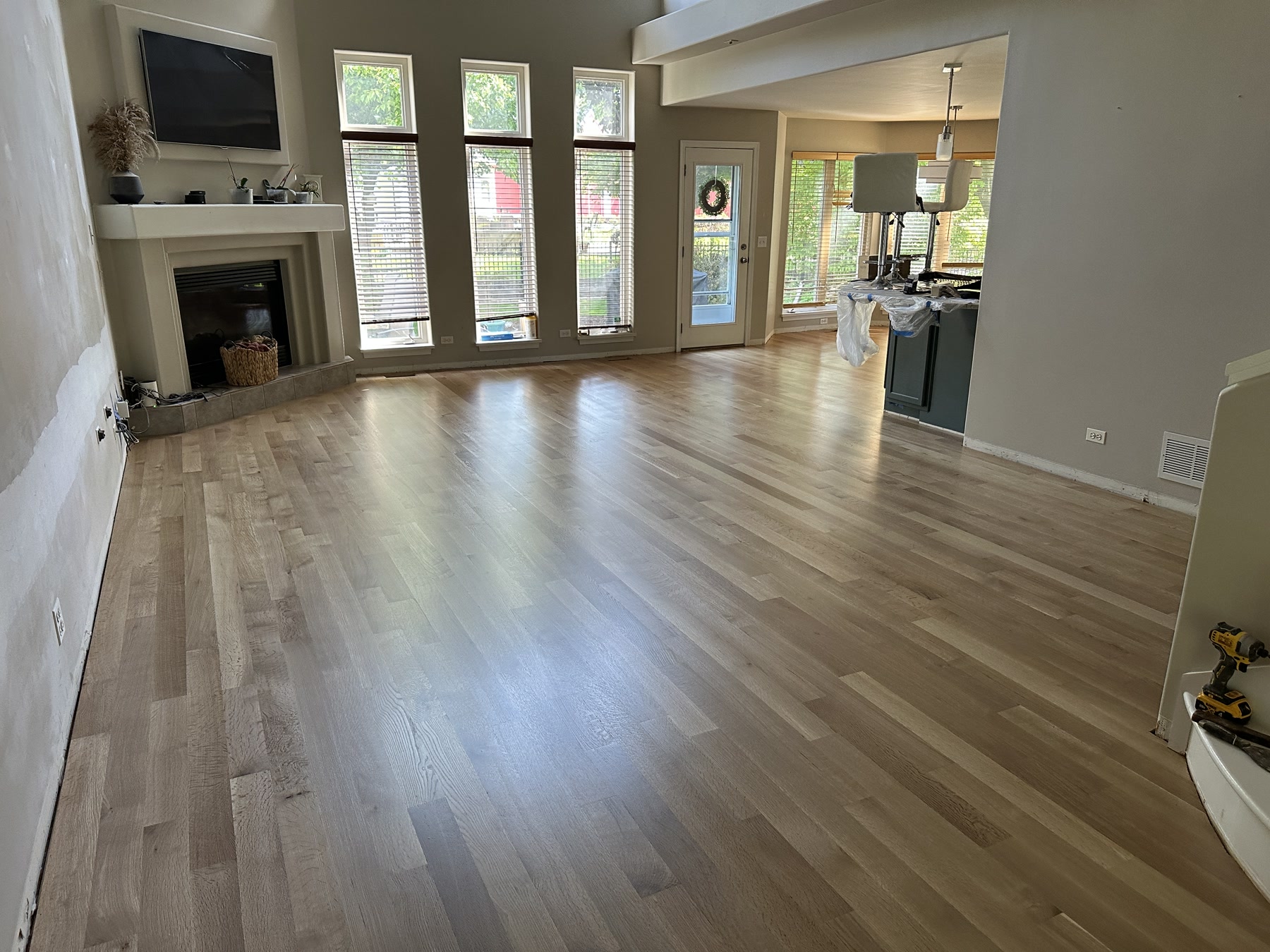 Natural rift-sawn white oak floor in the great room, Aurora, IL